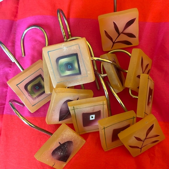 12 Shower curtain hooks. Resin . Green /maroon leaf pattern - Picture 1 of 5
